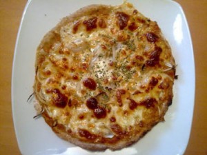Pizza mit Ziwebeln und Champignons