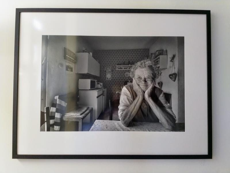 Eine alte Frau in ihrer Küche, kunstvoll aufgenommen von Andreas Bretz.